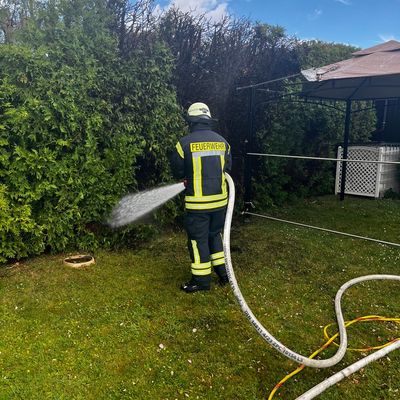 FW Ense: Brennt Hecke in Waltringen / Teer-Arbeiten lösen Feuer aus