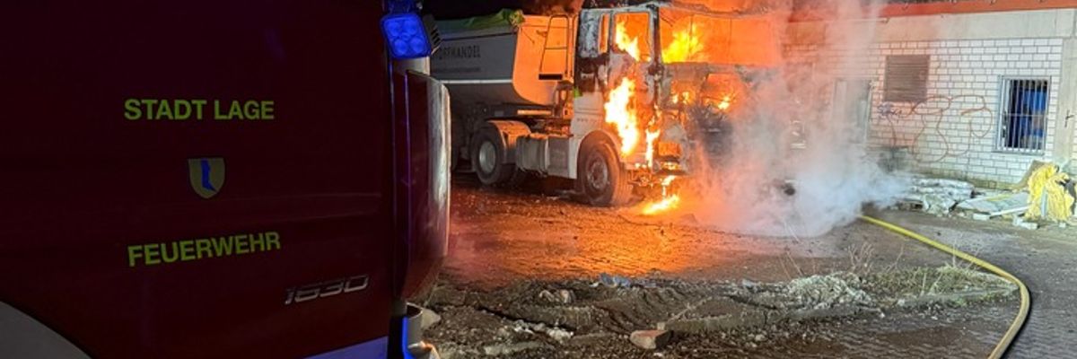 FW Lage: Fahrerhaus eines LKW in Vollbrand