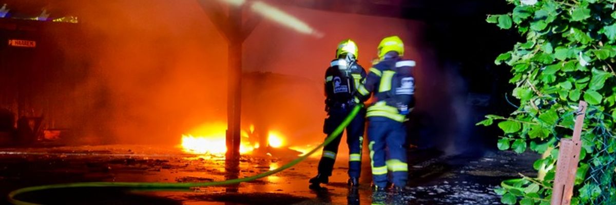 FW-OLL: Carport-Brand in der Parkstraße in Hude - Feuerwehr verhindert Übergreifen auf Wohnhaus (Grund für Update: Straße hinzugefügt)