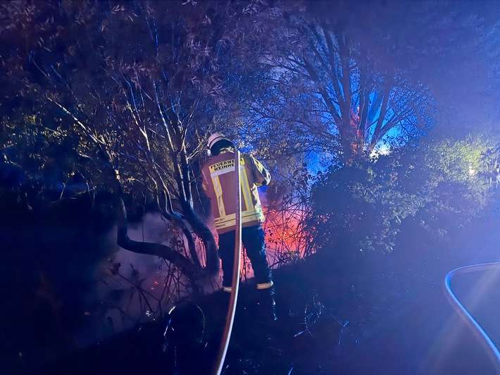 FW Weinheim: Meterhohe Flammen am Hammerweg, Alarm im Minutentakt. Einsatzreiche Nacht für Weinheims Feuerwehr