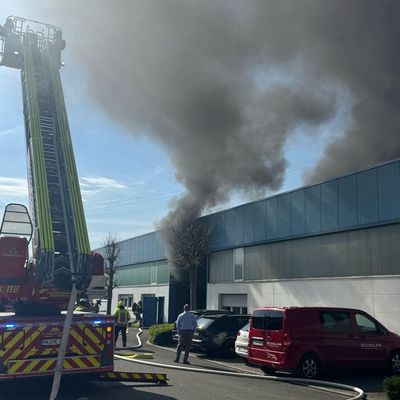 FW Menden: Brand in Filteranlage: Feuerwehr Menden im Einsatz am Dieselweg