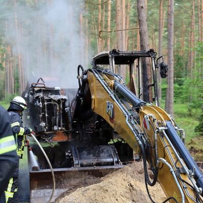 FW Hambühren: Nachlöscharbeiten im Wald nach Baggerbrand - Ausbreitung auf Waldgebiet verhindert