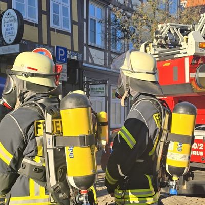 FW Celle: Starke Rauchentwicklung aus Fachwerkhaus in der Celler Altstadt - Feuer in einem Keller am ersten Weihnachtstag!