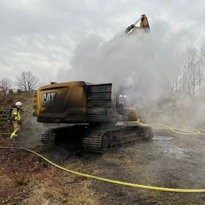 FW Bremerhaven: Bagger im Vollbrand gelöscht