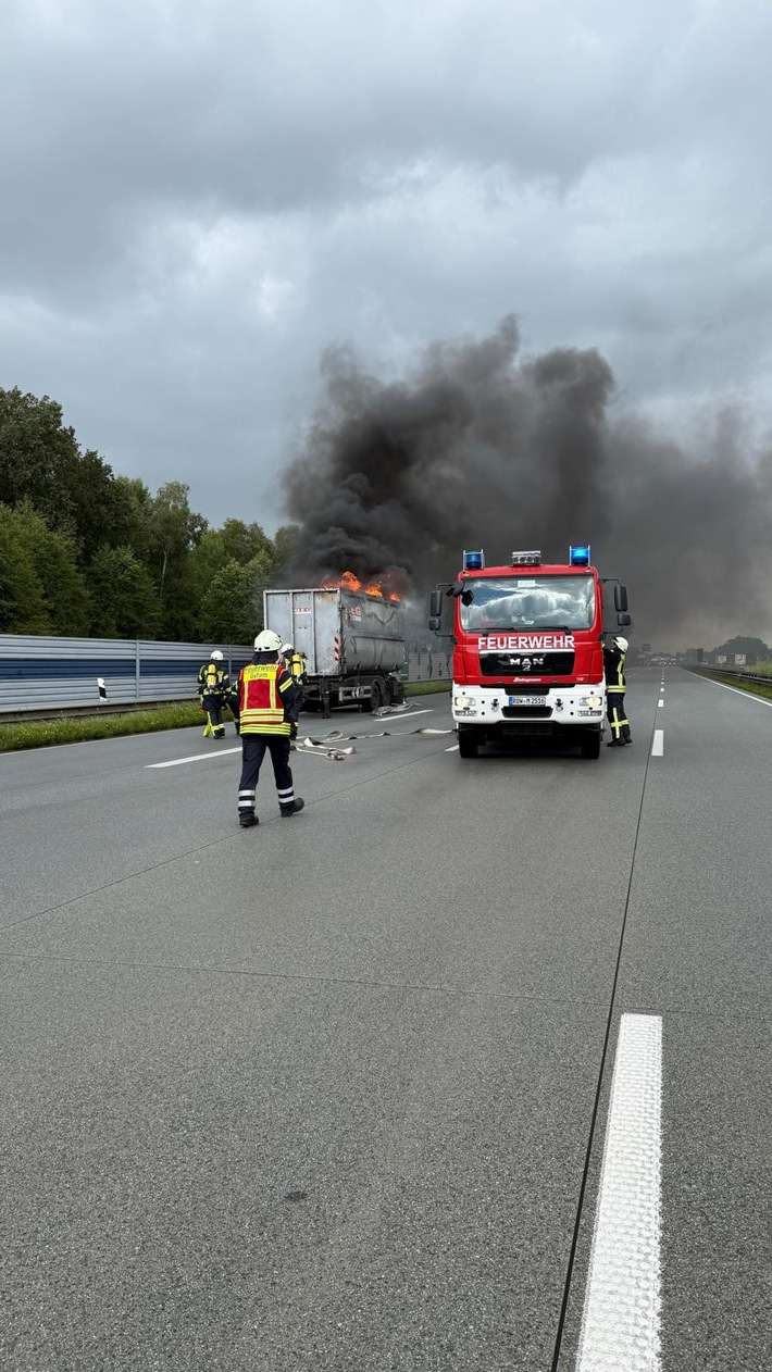 FW-ROW: Gefahrgut-Lkw brennt auf der Autobahn 1 bei Bockel