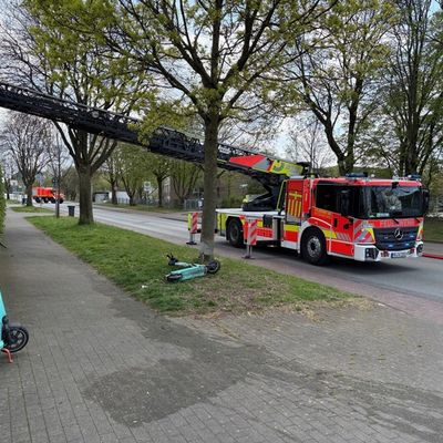 FW Paderborn: Garagenbrand greift auf Carport über - Feuerwehr verhindert Übergreifen auf Wohnhaus