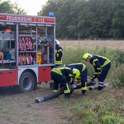 FW Flotwedel: Brennende Jagdhütte in Offensen - Löschzug Wienhausen probt den Ernstfall