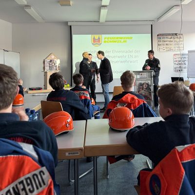 FW-EN: Besondere Ehrung für Stadtjugendfeuerwehrwart Tom Noquer - Bürgermeister Langhard gratuliert!