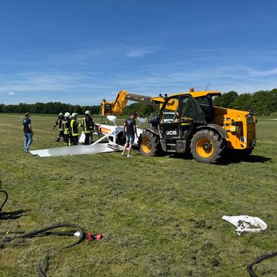 FW VG Westerburg: Kleinflugzeug überschlägt sich bei Landung - Pilot wird leicht verletzt