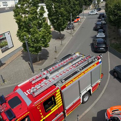 FW-EN: Schwieriger Feuerwehreinsatz nach PKW-Unfall am Mühlencenter - Zwei Leichtverletzte, vier beschädigte Fahrzeuge