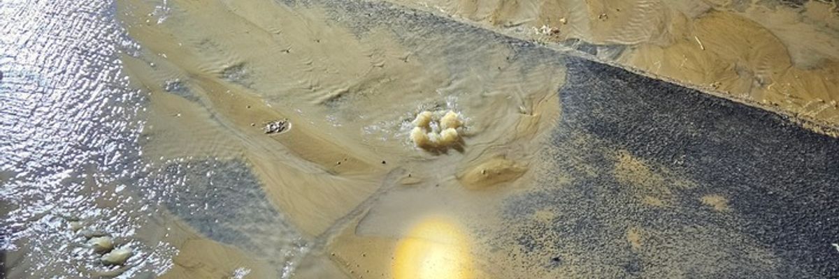 FW-WRN: Wasserrohrbruch sorgt für Schäden am Gehweg