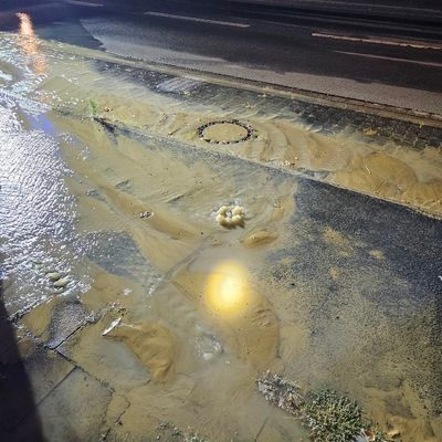 FW-WRN: Wasserrohrbruch sorgt für Schäden am Gehweg