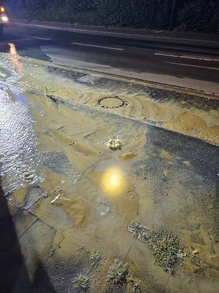 FW-WRN: Wasserrohrbruch sorgt für Schäden am Gehweg