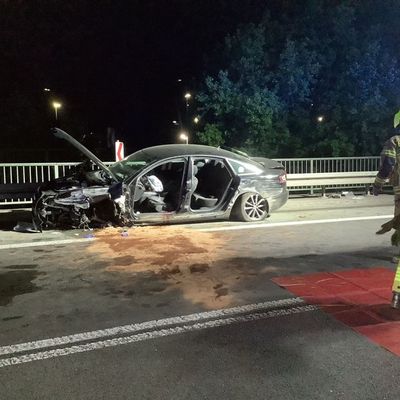 FW Paderborn: Verkehrsunfall von der B64 zur B1 Richtung Salzkotten vier Verletzte nach Alleinunfall