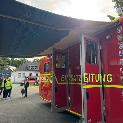 FW Rösrath: 2. Folgemeldung zum Waldbrand in der Wahner Heide - Löscharbeiten wieder aufgenommen