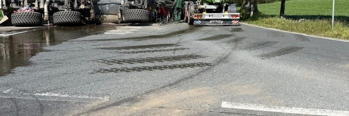 Feuerwehr Kalkar: Umgekippter Traktor mit Güllefass sorgt für Verkehrsstörungen in Kehrum