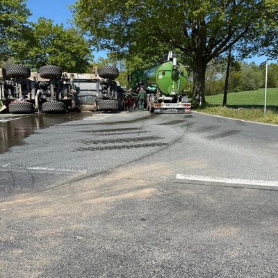Feuerwehr Kalkar: Umgekippter Traktor mit Güllefass sorgt für Verkehrsstörungen in Kehrum