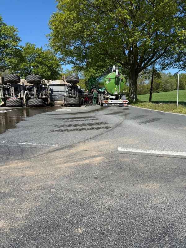 Feuerwehr Kalkar: Umgekippter Traktor mit Güllefass sorgt für Verkehrsstörungen in Kehrum