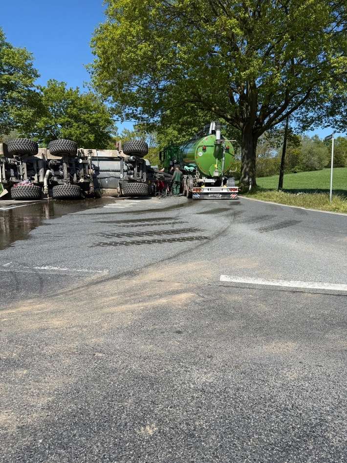 Feuerwehr Kalkar: Umgekippter Traktor mit Güllefass sorgt für Verkehrsstörungen in Kehrum