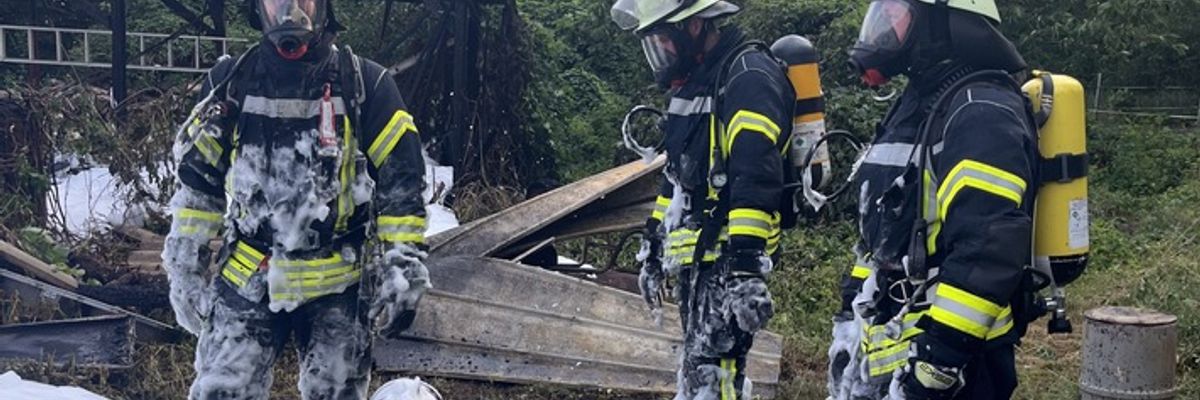 FW Lüchow-Dannenberg: +++ brennender Schuppen breitet sich auf Wohnhaus aus +++ Bewohner können sich unverletzt in Sicherheit bringen +++ Über 100 Feuerwehrleute im Einsatz +++
