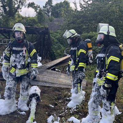 FW Lüchow-Dannenberg: +++ brennender Schuppen breitet sich auf Wohnhaus aus +++ Bewohner können sich unverletzt in Sicherheit bringen +++ Über 100 Feuerwehrleute im Einsatz +++