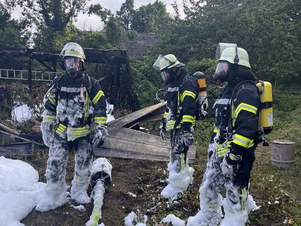 FW Lüchow-Dannenberg: +++ brennender Schuppen breitet sich auf Wohnhaus aus +++ Bewohner können sich unverletzt in Sicherheit bringen +++ Über 100 Feuerwehrleute im Einsatz +++