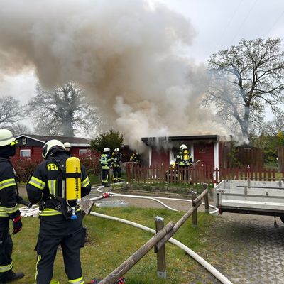 FW-AUR: Parzelle in Flammen