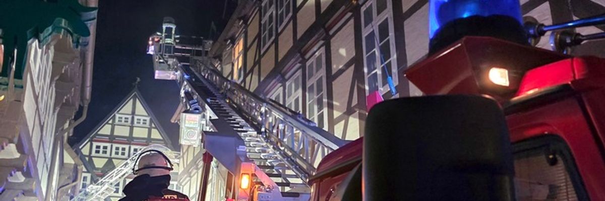 FW Celle: Gastronomieküche in historischen Altstadt in Vollbrand - mehrere Personen in Fachwerkhaus eingeschlossen!
