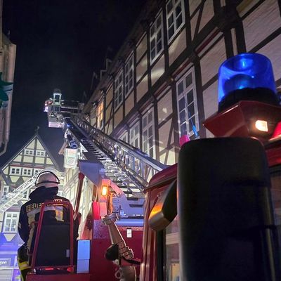 FW Celle: Gastronomieküche in historischen Altstadt in Vollbrand - mehrere Personen in Fachwerkhaus eingeschlossen!