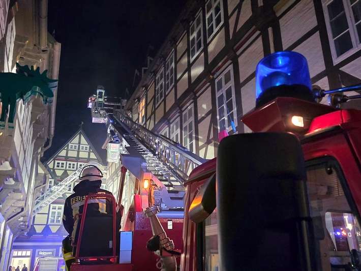 FW Celle: Gastronomieküche in historischen Altstadt in Vollbrand - mehrere Personen in Fachwerkhaus eingeschlossen!