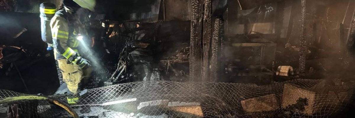 FW Voerde: Flammen von weitem sichtbar