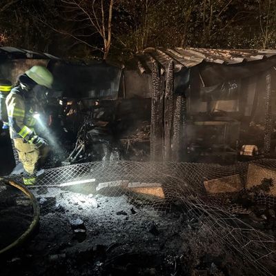 FW Voerde: Flammen von weitem sichtbar