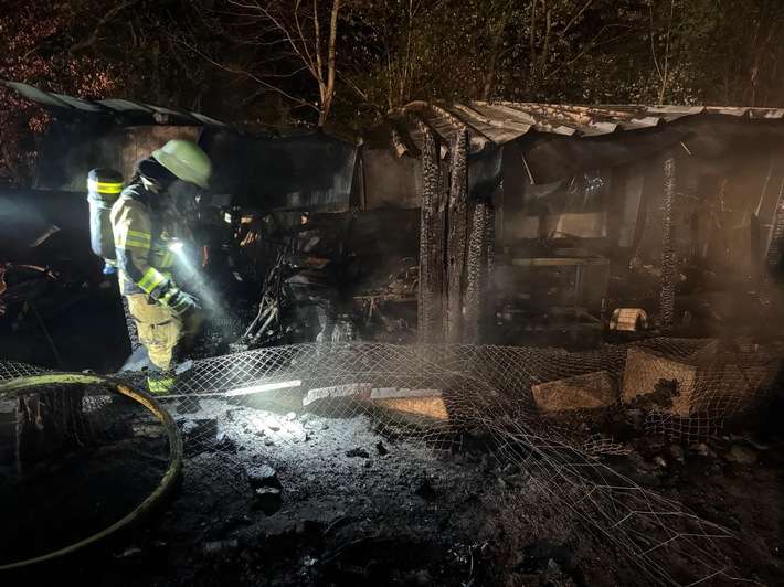 FW Voerde: Flammen von weitem sichtbar
