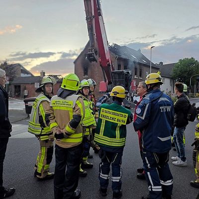 FW Grevenbroich: Feuerwehr Grevenbroich stundenlang bei Großbrand in Elsen im Einsatz