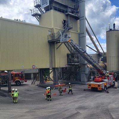 Feuerwehr Kalkar: Realitätsnahe Großübung bei der Basalt AG in Kalkar fordert zahlreiche Einsatzkräfte
