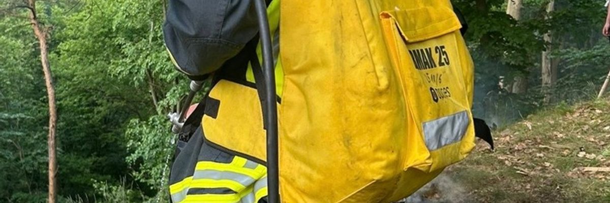 FW Bad Honnef: Vegetationsbrand in abgelegener Hanglage - 70 Kräfte im Einsatz