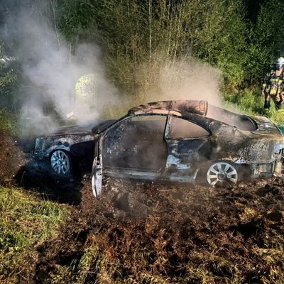 FW-PL: Ortsteil Köbbinghauser Hammer - PKW löst Flächenbrand aus