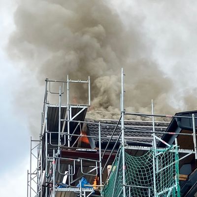 FW-GL: Brand im Dachstuhl eines Wohngebäudes in Refrath - keine Verletzten
