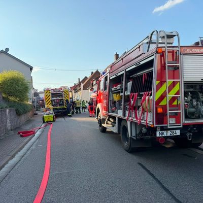 FW LK Neunkirchen: Brand einer Lagerhalle in Hüttigweiler - Feuerwehr verhindert übergreifen auf Nachbargebäude