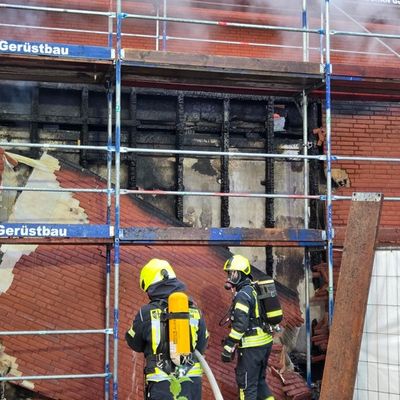 FW Datteln: Brand an der Fassade der renovierten Realschulturnhalle
