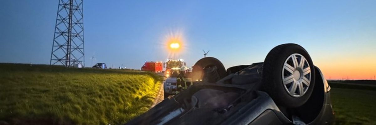 FW Ense: Verkehrsunfall- PKW überschlagen