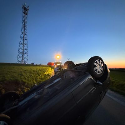FW Ense: Verkehrsunfall- PKW überschlagen