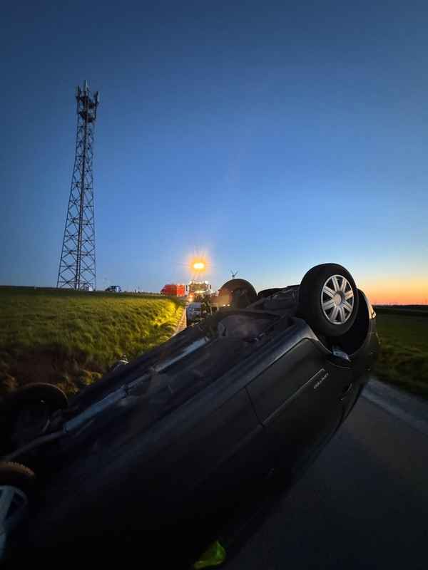 FW Ense: Verkehrsunfall- PKW überschlagen