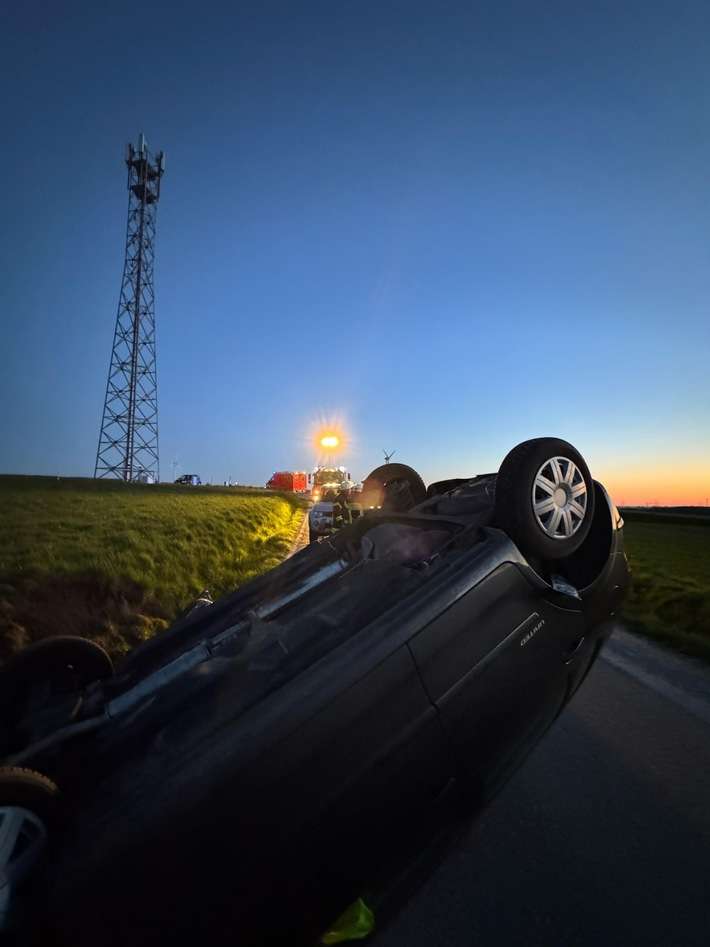 FW Ense: Verkehrsunfall- PKW überschlagen