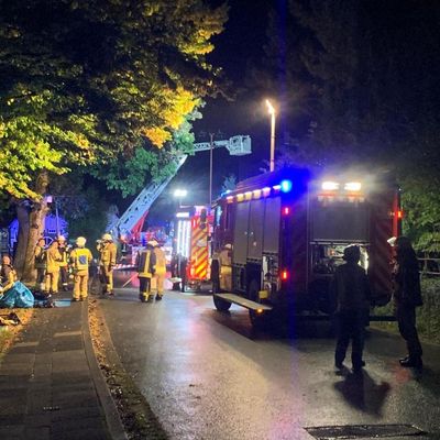 FW Dörentrup: Feuerwehr Dörentrup verhindert Schlimmeres bei Carport-Brand - zwei Hunde gerettet