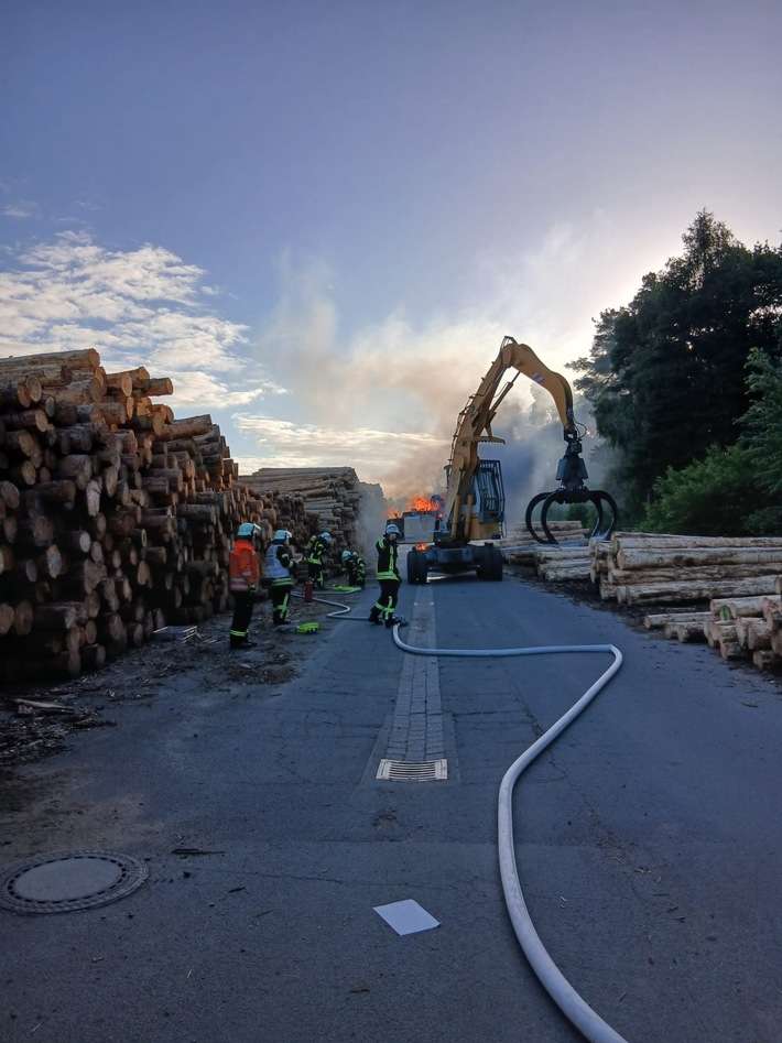 FFW Bergen: Brennender Bagger in Eversen