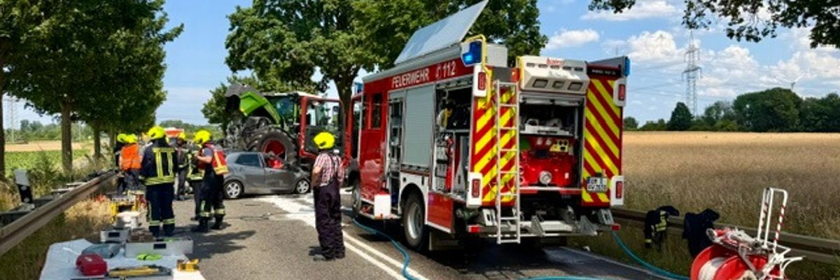 FW Bergheim: Verkehrsunfall zwischen Traktor und Pkw in Bergheim-Rheidt - Fahrer verstirbt trotz aufwendiger Rettungsmaßnahmen