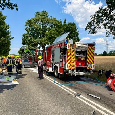 FW Bergheim: Verkehrsunfall zwischen Traktor und Pkw in Bergheim-Rheidt - Fahrer verstirbt trotz aufwendiger Rettungsmaßnahmen