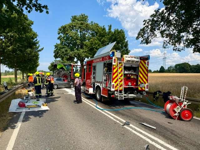 FW Bergheim: Verkehrsunfall zwischen Traktor und Pkw in Bergheim-Rheidt - Fahrer verstirbt trotz aufwendiger Rettungsmaßnahmen