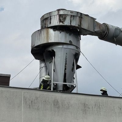 FW-BN: Feuer in Industriebetrieb in Beuel sorgte für großen Einsatz von Feuerwehr und Rettungsdienst Bonn